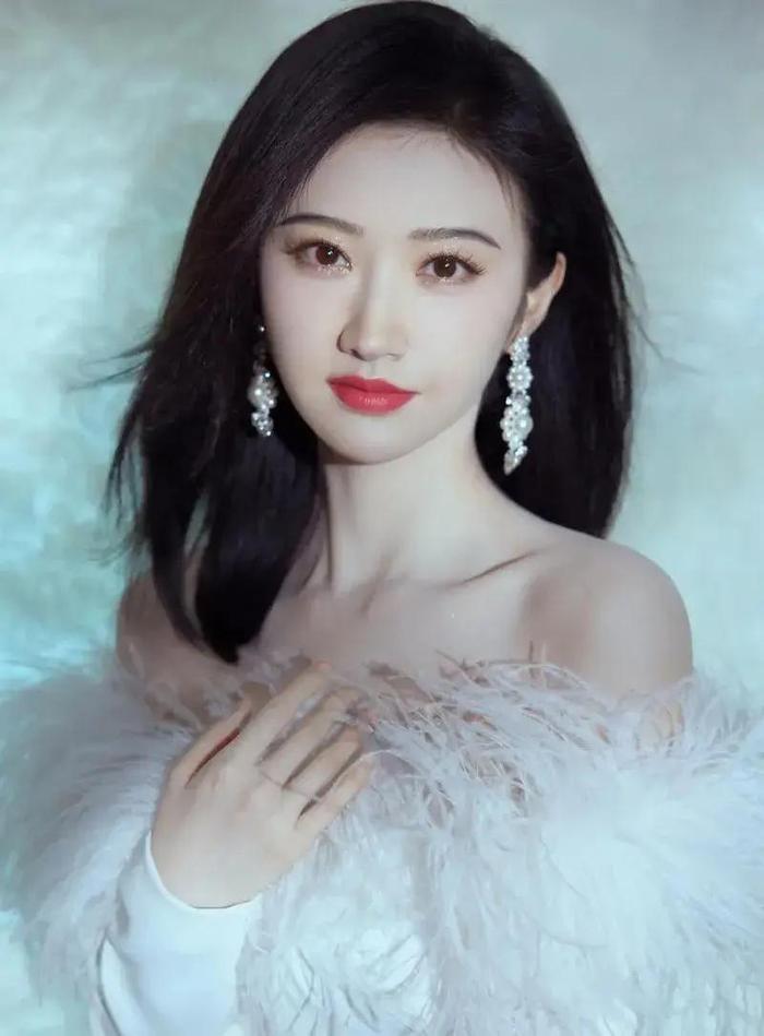 光環(huán)下的多元視角，漂亮女明星的璀璨人生