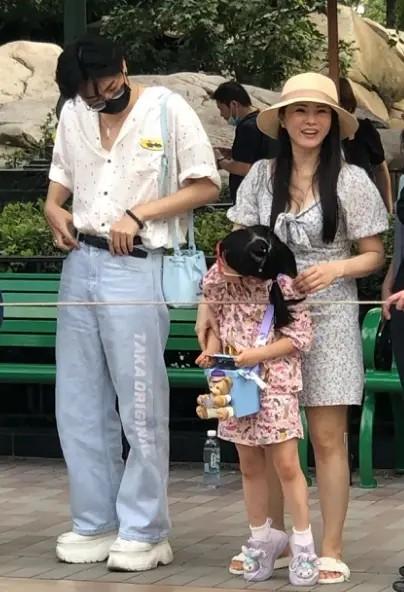 伊能靜與秦昊的最新動(dòng)態(tài)及小巷美食探秘揭秘