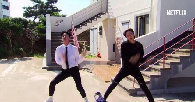 小巷深處的最新甩手舞秘境，舞動(dòng)風(fēng)潮掀起熱潮