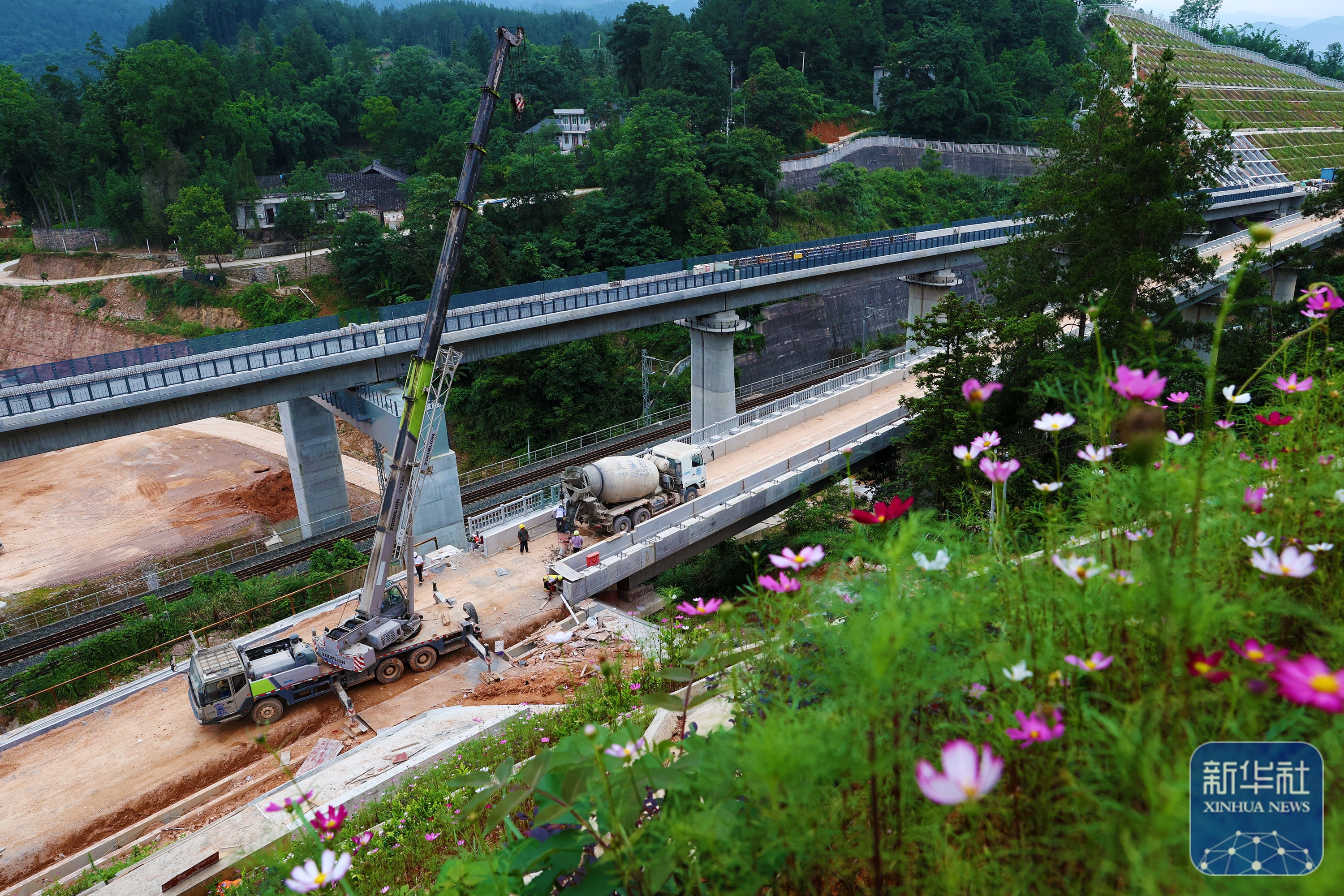 渝黔高鐵鋪設(shè)最新進(jìn)展與小巷獨(dú)特小店探秘