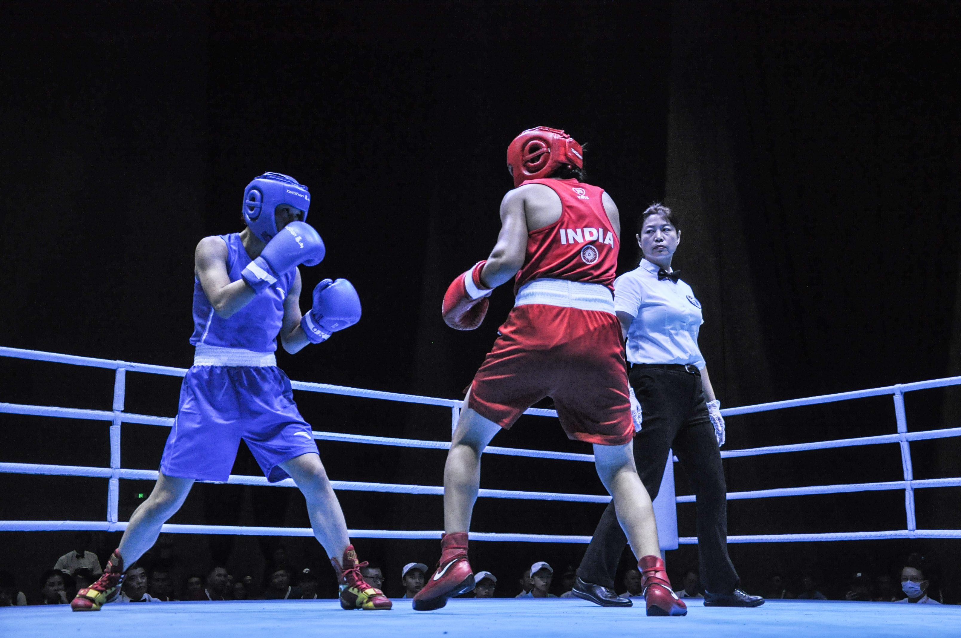 拳擊比賽的激烈對(duì)決與意外發(fā)現(xiàn)，多少回合揭曉勝負(fù)？