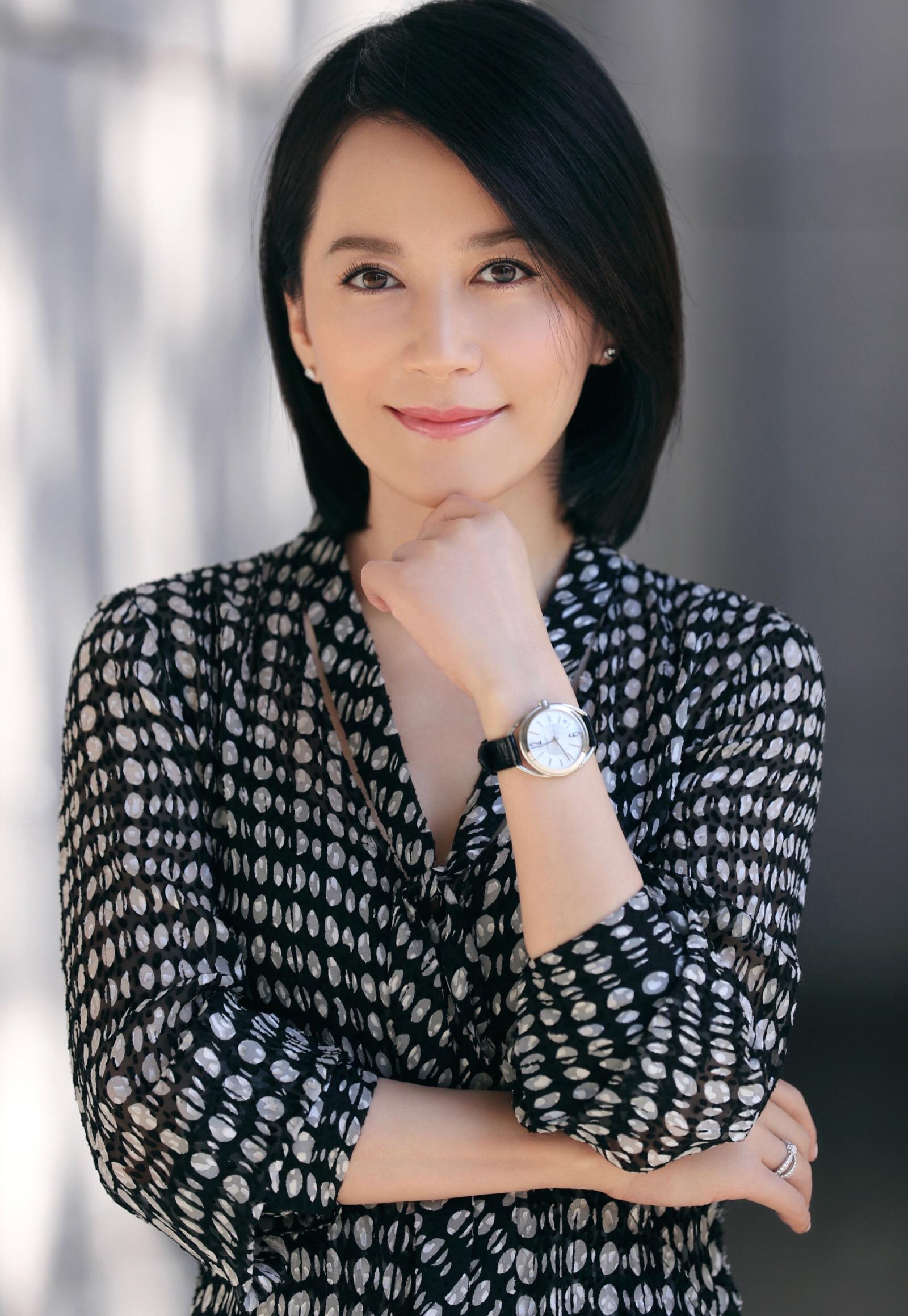 五十歲女星的自信魅力與成長(zhǎng)之路，歲月賦予的智慧與成長(zhǎng)的力量