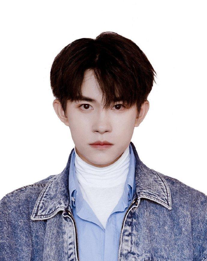 易烊千璽最新正裝形象照,易烊千璽最新正裝形象照，時(shí)尚魅力的多維度解讀