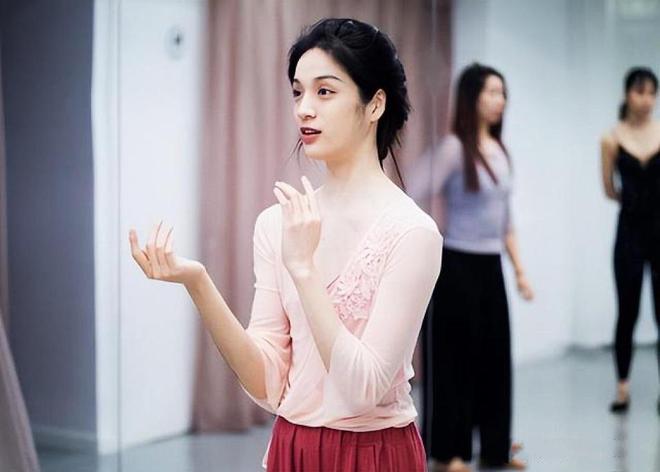 芭蕾演員譚，技藝與堅(jiān)持的絢爛舞者之路