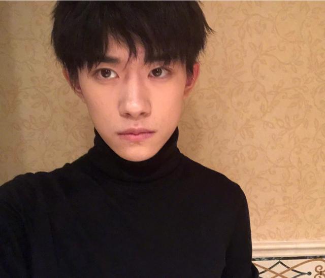 重磅揭秘，明星曝光照片，瞬間展現(xiàn)光彩！