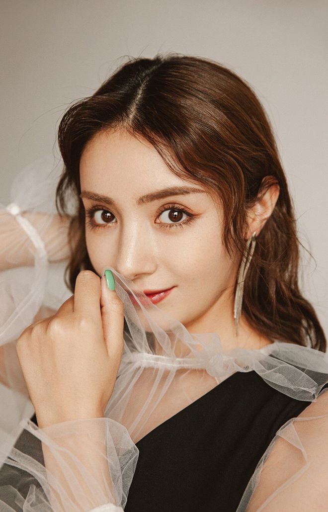 維吾爾族女明星的旅行，自然美景與內(nèi)心平靜的探尋之旅