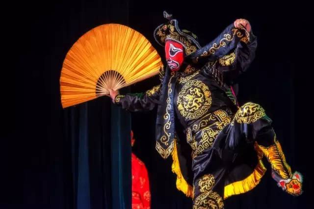 川劇變臉演員，傳承演繹神秘國粹藝術(shù)之道