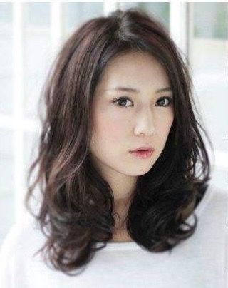 中長(zhǎng)發(fā)女明星，展現(xiàn)變化、學(xué)習(xí)與自信的力量之美