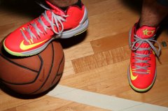 最新籃球鞋上市資訊，小巷深處的寶藏店探秘