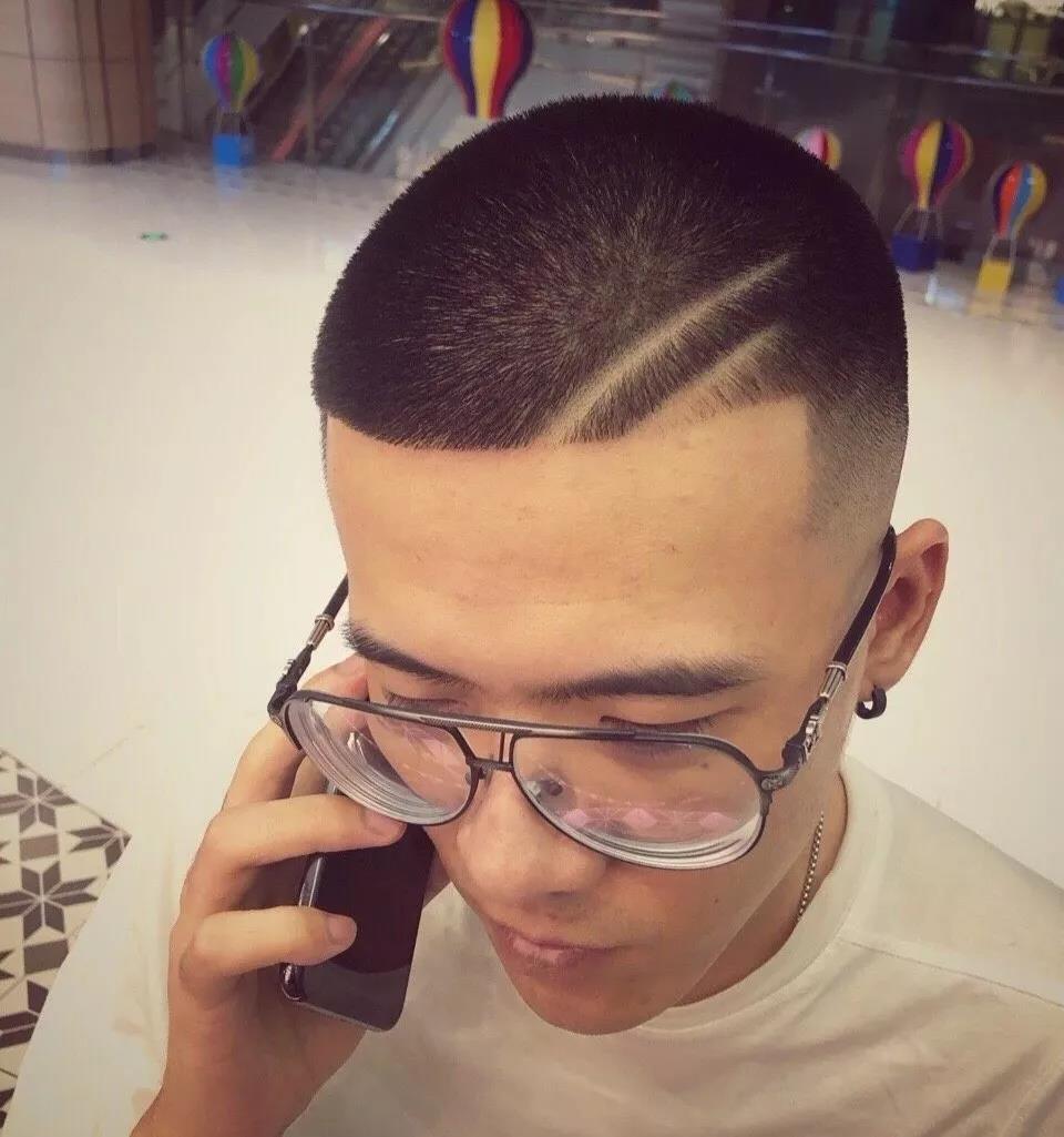 男生時尚發(fā)型推薦，小巷深處的獨(dú)特魅力風(fēng)采