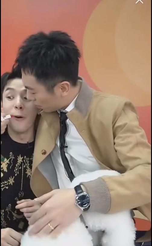 男演員直播日常，鏡頭下的歡樂與陪伴時光