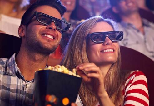 電影中的手牽手藝術(shù)，小巷深處的浪漫邂逅之道