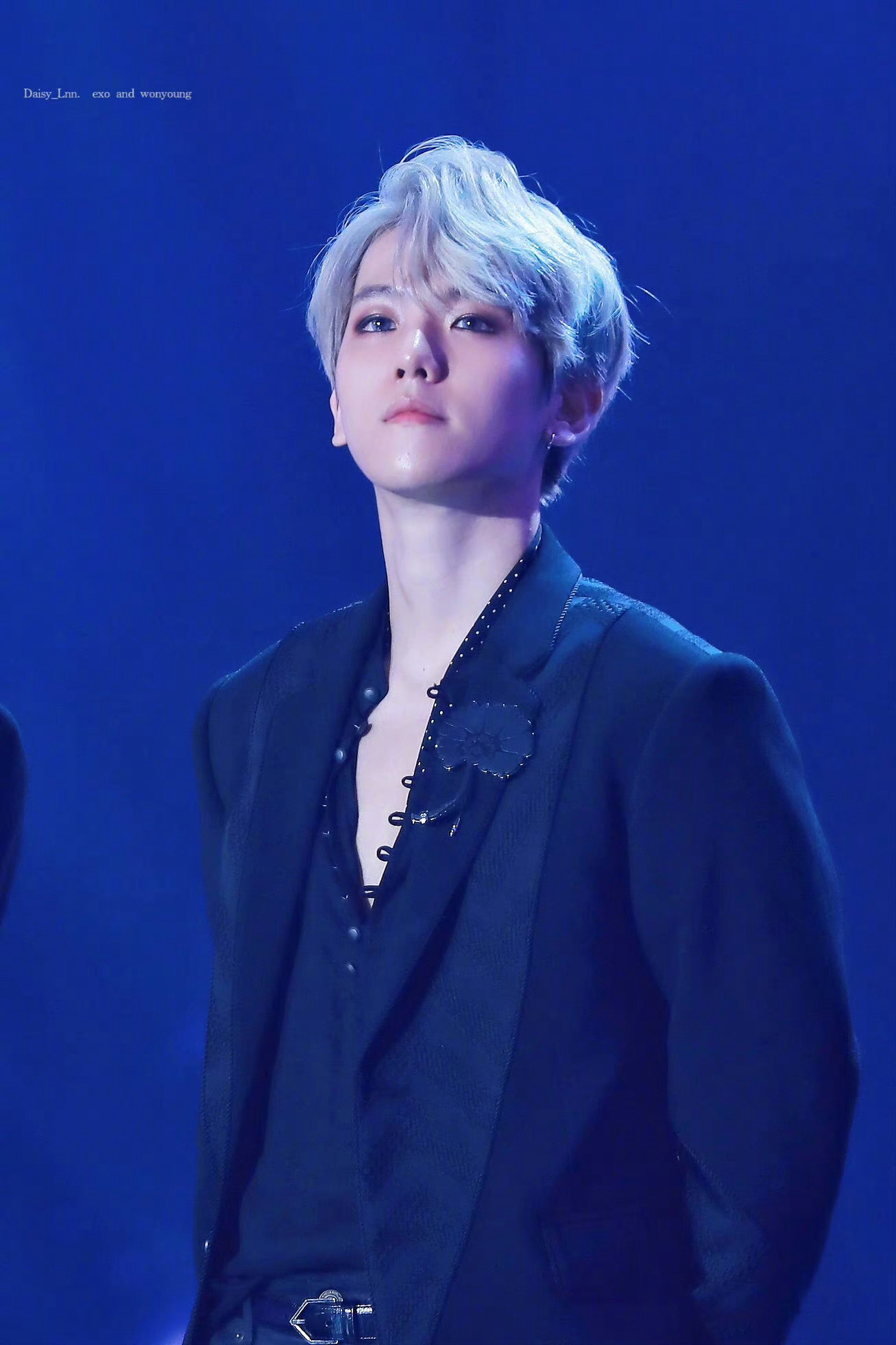 伯賢最新造型，時(shí)尚魅力的巔峰展現(xiàn)