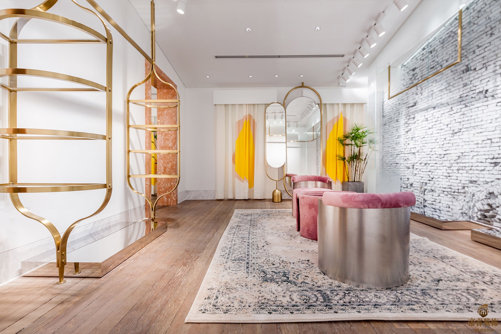 時尚試衣間風采，科技新品重塑未來時尚體驗