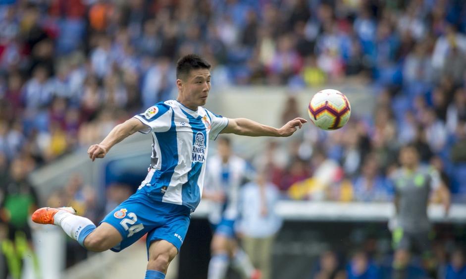 足球比賽的藝術表現(xiàn)與競技精神交融瞬間畫作品欣賞