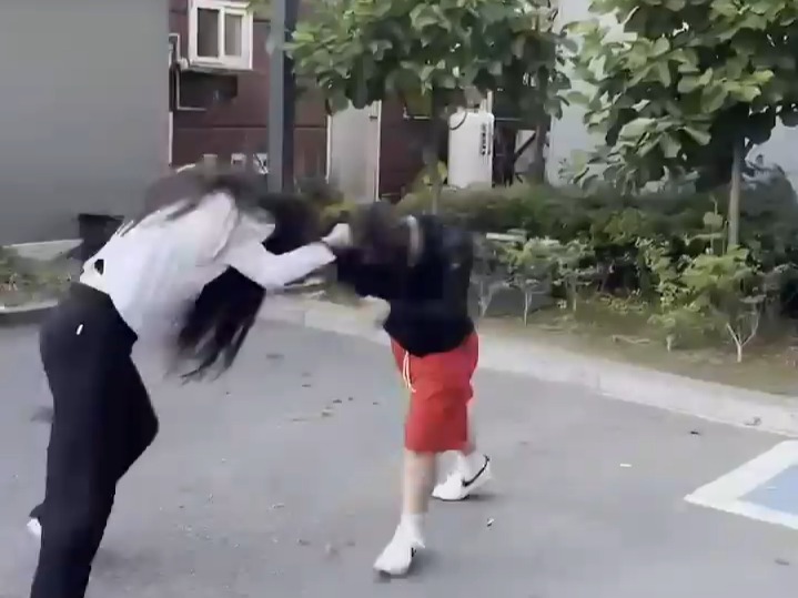 女生打架熱血瞬間大放送，不容錯過的更新！