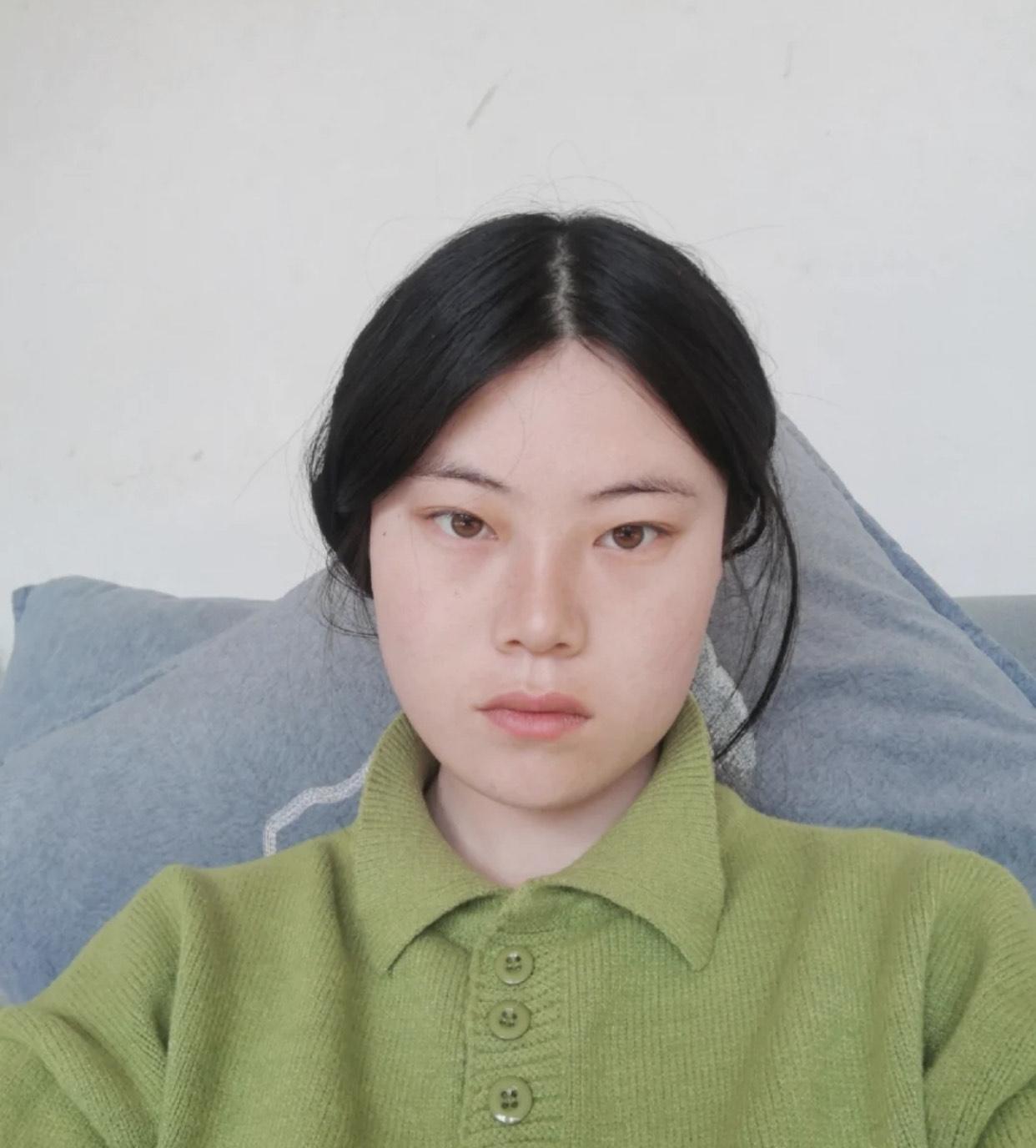 吊眼男明星，魅力與時尚的新標桿風采展現(xiàn)！