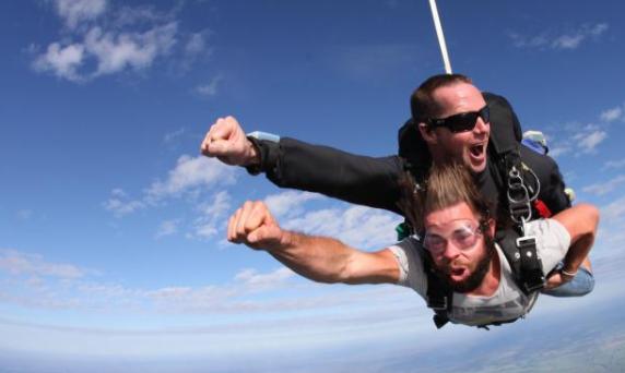 最新極限運(yùn)動(dòng)挑戰(zhàn)，勇敢的心與友情的紐帶展現(xiàn)驚人魄力