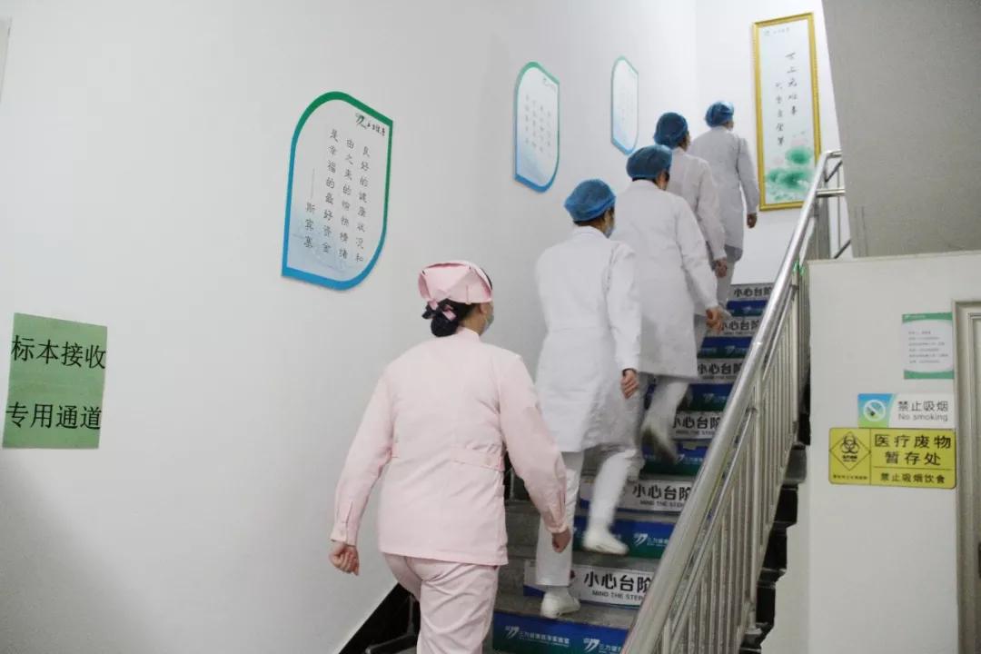 最新冠形病毒，小巷深處的獨特邂逅