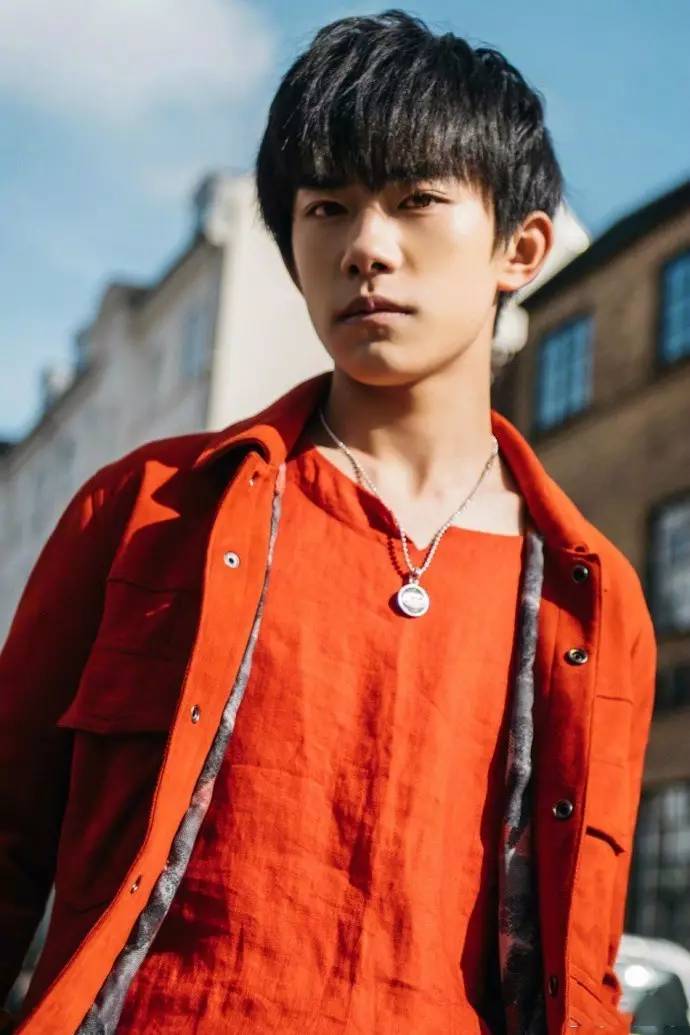 易烊千璽北京街拍，時代風(fēng)尚的標(biāo)桿