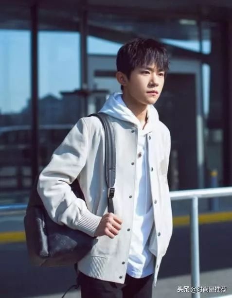 易烊千璽2025最新街拍，小巷深處的時(shí)尚魅力